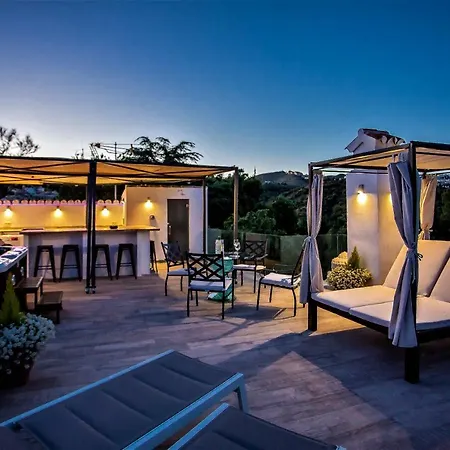 Luxury With Swimming Pool And Jacuzzi Villa *